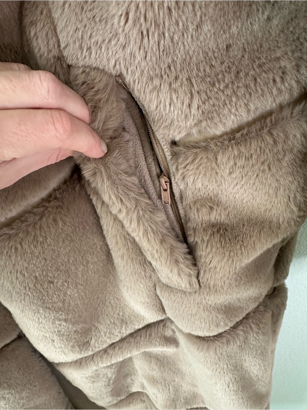 ALO YOGA Faux Fur Cascade Jacket in Toasted Almond Brown SZ XS - Picture 3 of 7